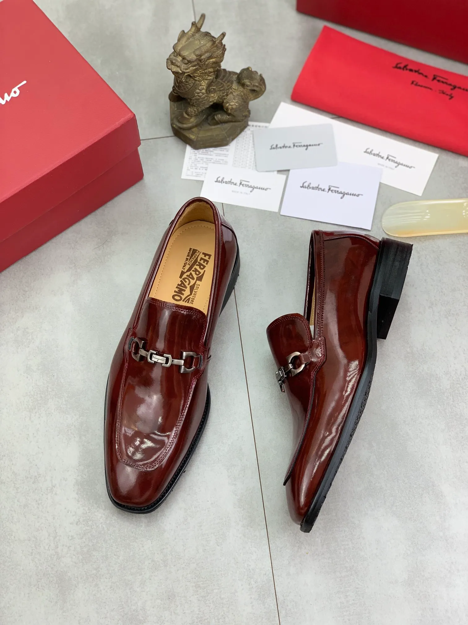Men's Men's Shoes 💰P460💰[New Style] Water-dyed Niuli 🆘[Salvatore Ferragamo] Ferragamo's latest casual business leather shoes for men! Available at counters simultaneously! The fabric is made of specially imported original pebbled calfskin, and the lining is made of imported water-dyed cowhide. It is absolutely luxurious and leads the fashion trend. Matching code: 38-45 (46 can be customized) Black, brown and burgundy colors available